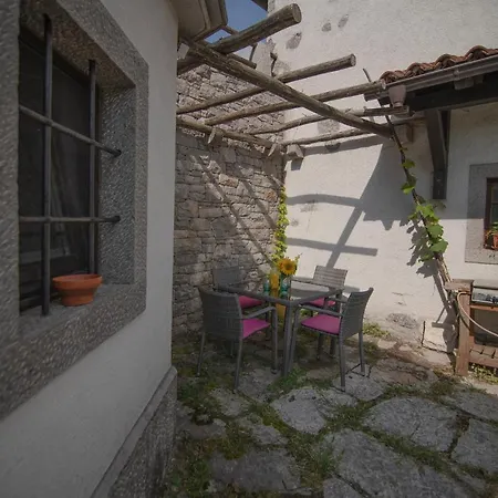 Tmbin's Barn - Nature, Horses, Family * Sežana