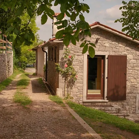 Tmbin's Barn - Nature, Horses, Family * Sezana