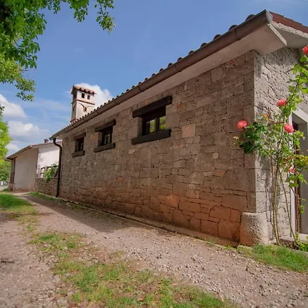 Tmbin's Barn - Nature, Horses, Family * Sezana