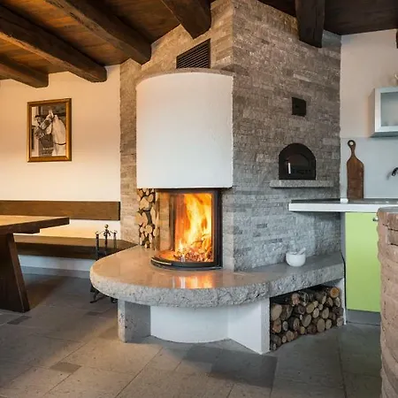 Tmbin's Barn - Nature, Horses, Family * Sežana