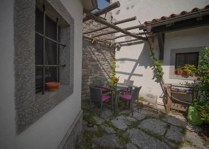 Tmbin's Barn - Nature, Horses, Family * Sežana