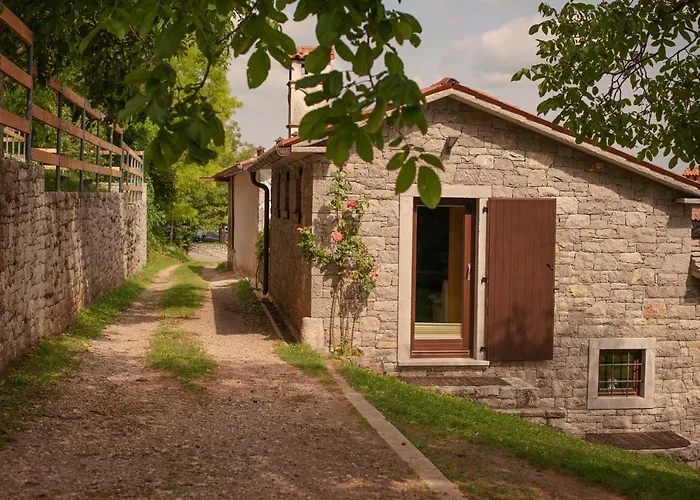 Tmbin's Barn - Nature, Horses, Family * Sežana