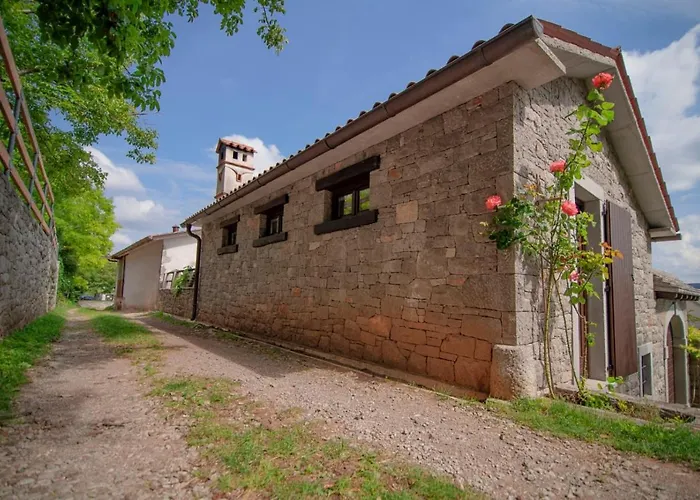 Tmbin's Barn - Nature, Horses, Family * Sežana