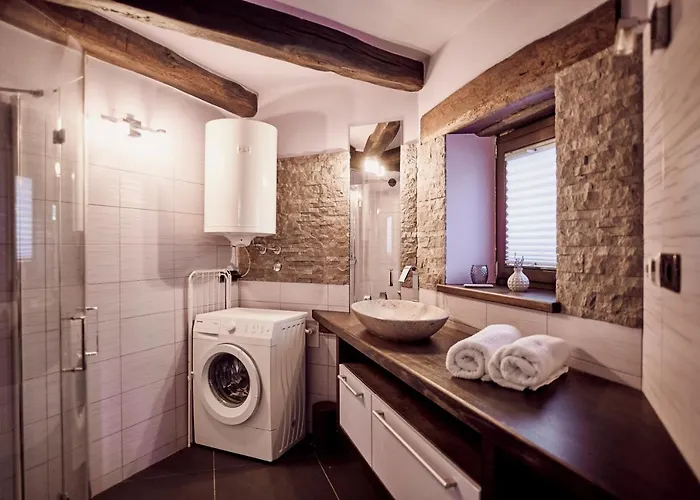 Tmbin's Barn - Nature, Horses, Family * Sežana